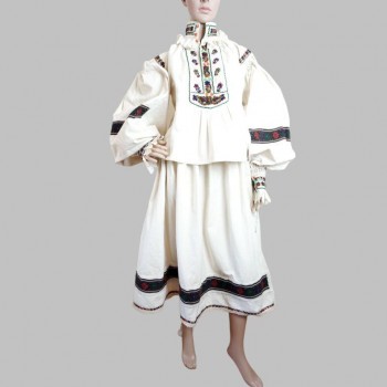 Ancien costume traditionnel roumain avec perles de Salaj