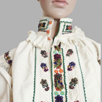Gammelt rumænsk traditionelt kostume med perler fra Salaj