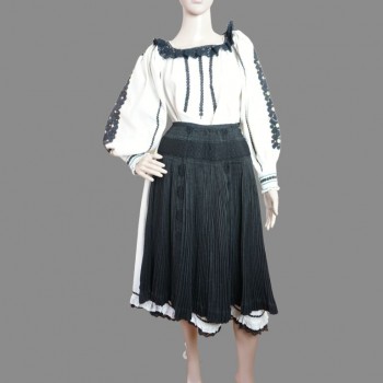 Antique Romanian folk costume from Transylvania , Arad