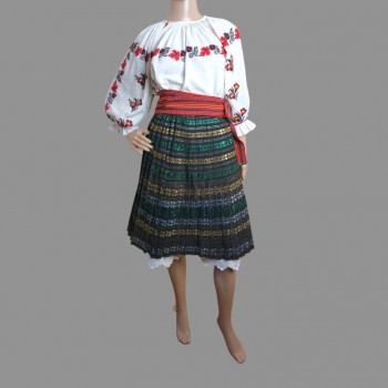 Alte rumänische Tracht mit rot bestickter rumänischer Bluse