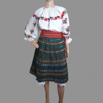 Handgjorda rumänska traditionella kläder: handbroderad rumänsk blus, underkjol och veckad handgjord kjol