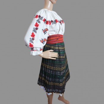 Alte rumänische Tracht mit rot bestickter rumänischer Bluse