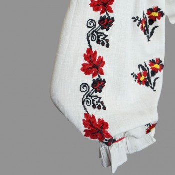 Handgefertigte traditionelle rumänische Kleidung: handbestickte rumänische Bluse, Unterrock und handgefertigter Faltenrock