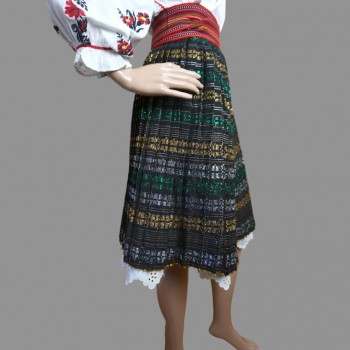 Alte rumänische Tracht mit rot bestickter rumänischer Bluse
