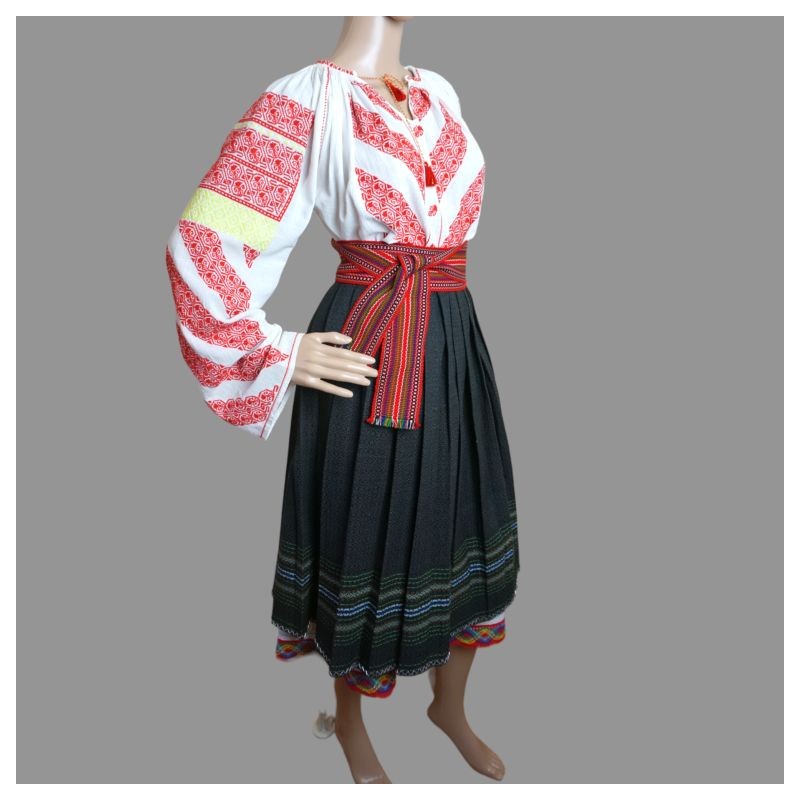 Ancien costume traditionnel roumain fait main d'Olténie Ancien costume traditionnel roumain fait main d'Olténie