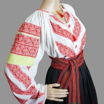 Ancien costume traditionnel roumain fait main d'Olténie
