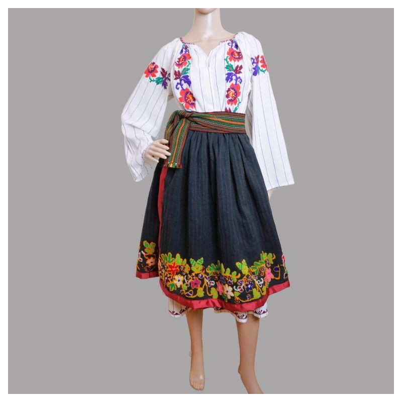 Costume rumeno tradizionale vintage fatto a mano da Oltenia Costume rumeno tradizionale vintage fatto a mano da Oltenia