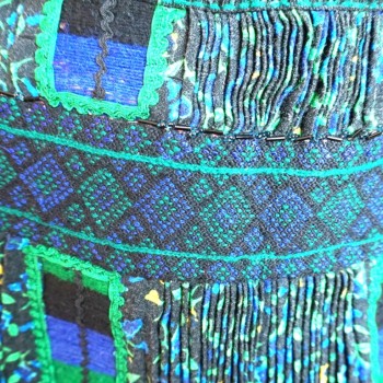 ルーマニアまたはハンガリーの伝統的なプリーツと刺繍が施されたエプロン