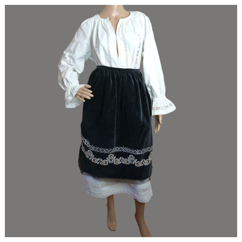 Costume folklorique ancien roumain du Banat, Transylvanie Costume folklorique ancien roumain du Banat, Transylvanie