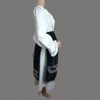 Vêtements traditionnels roumains faits à la main : robe folklorique roumaine brodée blanche et tabliers en velours