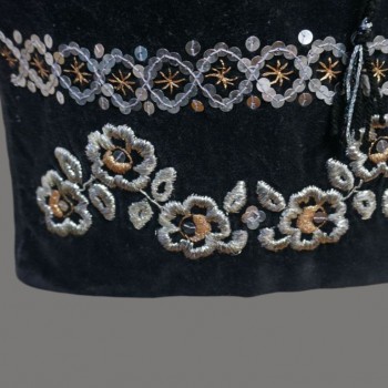 Vêtements traditionnels roumains faits à la main : robe folklorique roumaine brodée blanche et tabliers en velours