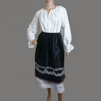 Vêtements traditionnels roumains faits à la main : robe folklorique roumaine brodée blanche et tabliers en velours