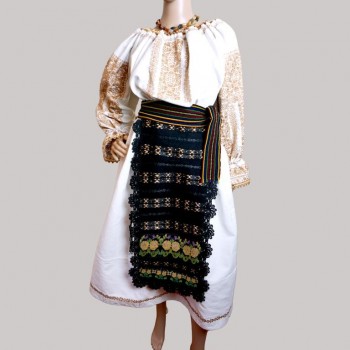 Ropa tradicional rumana de Transilvania: blusa rumana bordada a mano