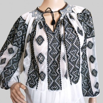 Håndlaget vintage rumensk folkedrakt med svart broderi