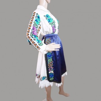 Traje típico rumano vintage de Banat con bordados florales coloridos