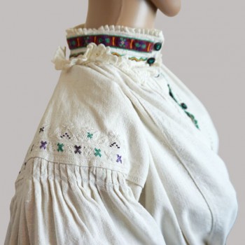 Traditionelle rumänische Kleidung aus Salaj: antike rumänische Bluse und Rock, traditionelle rumänische Schürze