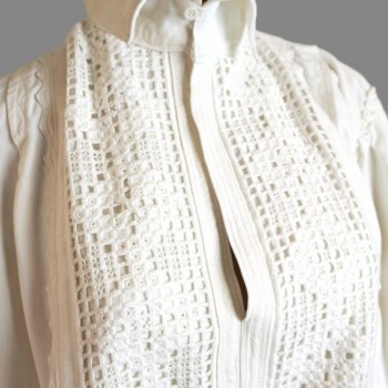 Camicia folk rumena vintage della Transilvania con ricami bianchi