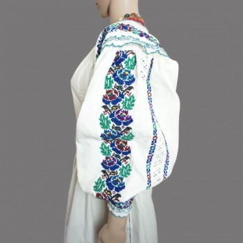 花の手刺繍が施されたルーマニアの伝統的な服：ルーマニアの民族衣装のブラウスとスカート