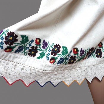 花の手刺繍が施されたルーマニアの伝統的な服：ルーマニアの民族衣装のブラウスとスカート