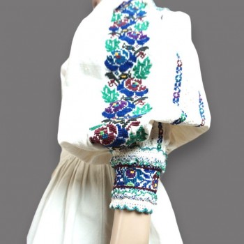 Traditionelle rumänische Kleidung mit floraler Handstickerei: rumänische Volksbluse und Rock