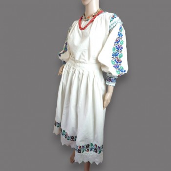 花の手刺繍が施されたルーマニアの伝統的な服：ルーマニアの民族衣装のブラウスとスカート