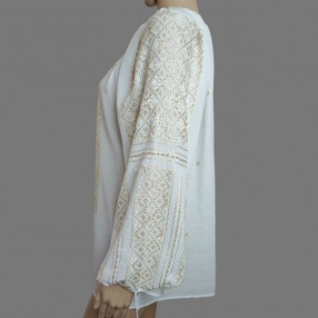 Rumänsk traditionell blus med beige handbroderi