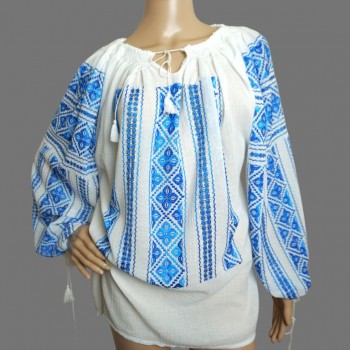 Chemisier traditionnel roumain avec broderie à la main en soie bleue
