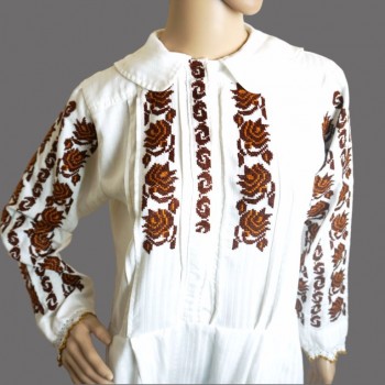 Ie traditionala romaneasca rochie din Banat lucrata manual