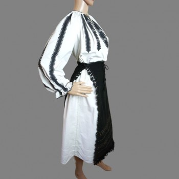 Ancien costume folklorique roumain avec broderie noire de Sibiu