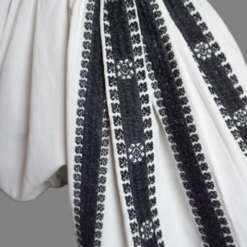 Vêtements traditionnels roumains de Transylvanie : chemisier roumain brodé noir, jupe folklorique et tabliers en laine noire
