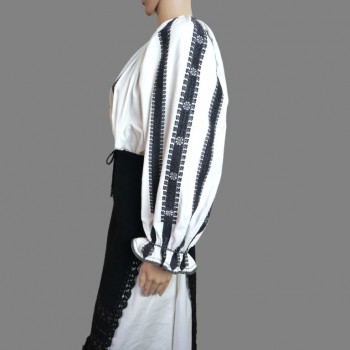 Vêtements traditionnels roumains de Transylvanie : chemisier roumain brodé noir, jupe folklorique et tabliers en laine noire