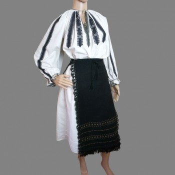 Ancien costume folklorique roumain avec broderie noire de Sibiu