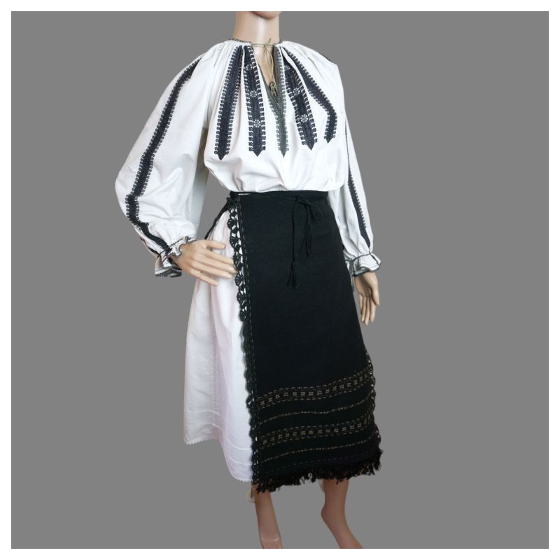 Ancien costume folklorique roumain avec broderie noire de Sibiu Ancien costume folklorique roumain avec broderie noire de Sibiu