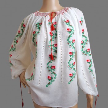 Handbroderad rumänsk blus med rosor