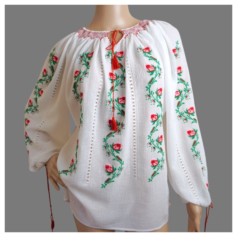 Håndbrodert rumensk bluse med roser Håndbrodert rumensk bluse med roser