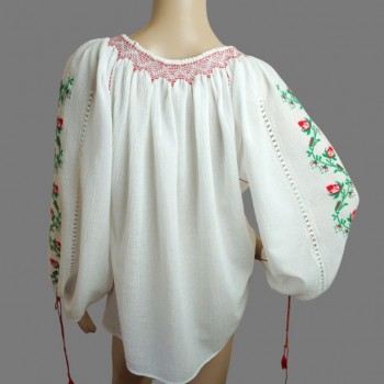 Blusa rumana bordada a mano con rosas