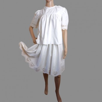 Håndbroderet rumænsk traditionelt kostume til sommer fra Transsylvanien
