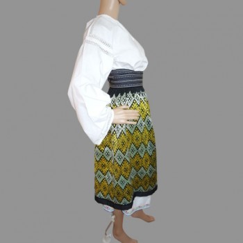 Traditionelle rumänische Kleidung aus Oltenien mit weißem besticktem Kleid