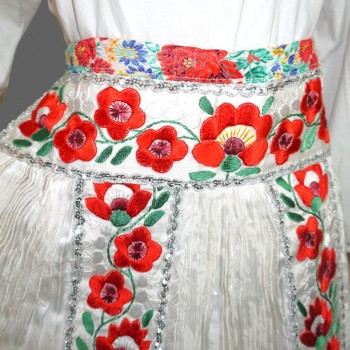 Sort traditional romanesc sau maghiar brodat manual si plisat din zona Cluj