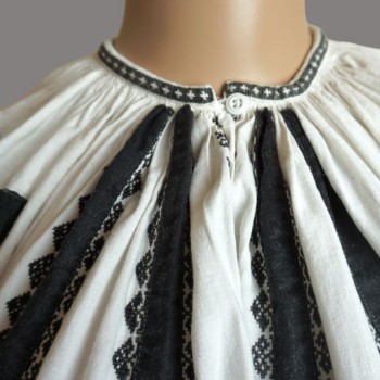 Abito tradizionale rumeno vintage con motivo nero di Sibiu Valcea