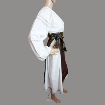Traje típico rumano de Oltenia con vestido bordado blanco