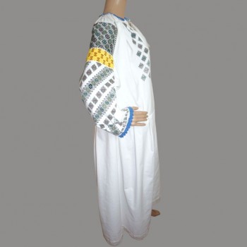 Handbesticktes rumänisches traditionelles Kleid und Wollrock aus Nordmoldawien