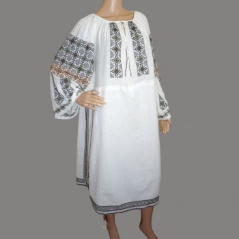 Très ancienne robe roumaine faite à la main avec une splendide broderie à la main