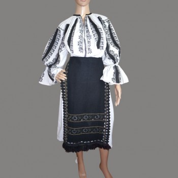 Vintage rumænsk traditionel kostume med sort mønster fra Sibiu-Valcea