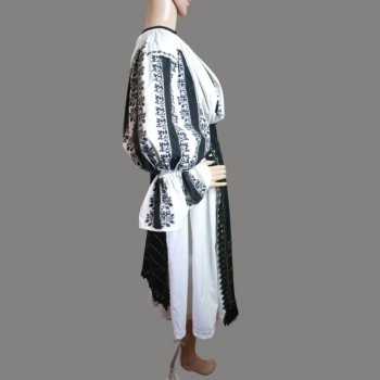 Traje tradicional rumano vintage con estampado negro de Sibiu-Valcea