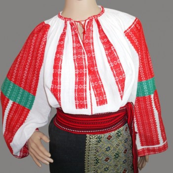 Rumänische Volkstracht aus der Region Muntenia mit rot besticktem Trachtenkleid