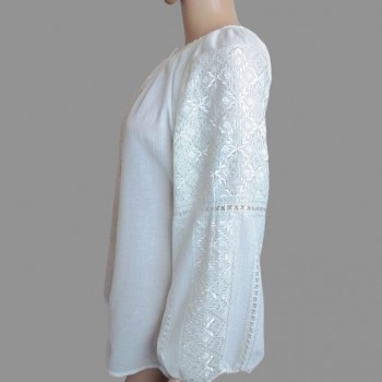 Blouse roumaine brodée à la main avec motif en soie ivoire