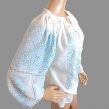 Handbestickte rumänische Bluse mit blauer Seidenstickerei