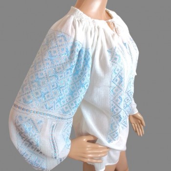 Blusa rumana bordada a mano con bordado de seda azul.
