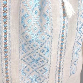 Handbestickte rumänische Bluse mit blauer Seidenstickerei